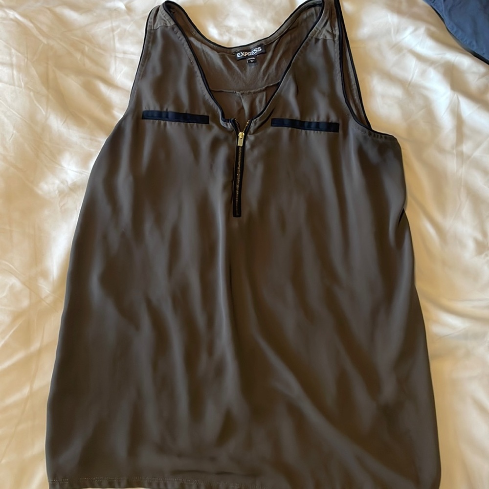 Dark green flowy tank top with gold zipper. Express size L
